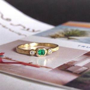 Emerald diamonds ring. 14k solid yellow gold ring.